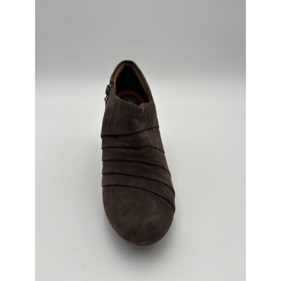 Womens 6.5 Clarks Artisan Brown Suede Heeled Ankle Bootie Side Zip LEFT ONLY - Picture 3 of 10